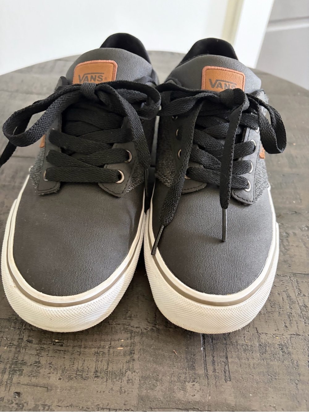 Vans Men’s Low-Top Sneakers in Black with Tan Logo Patch Deluxe Confort